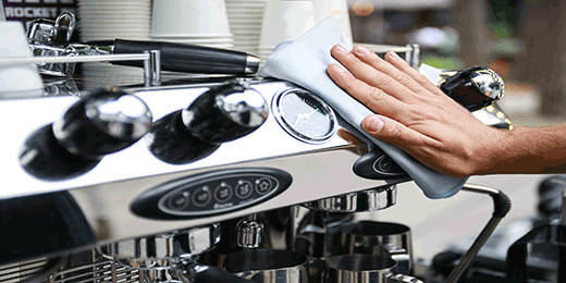 Η καθημερινή ρουτίνα καθαρισμού μιας μηχανής espresso